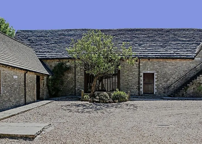 Kingston Country Courtyard
