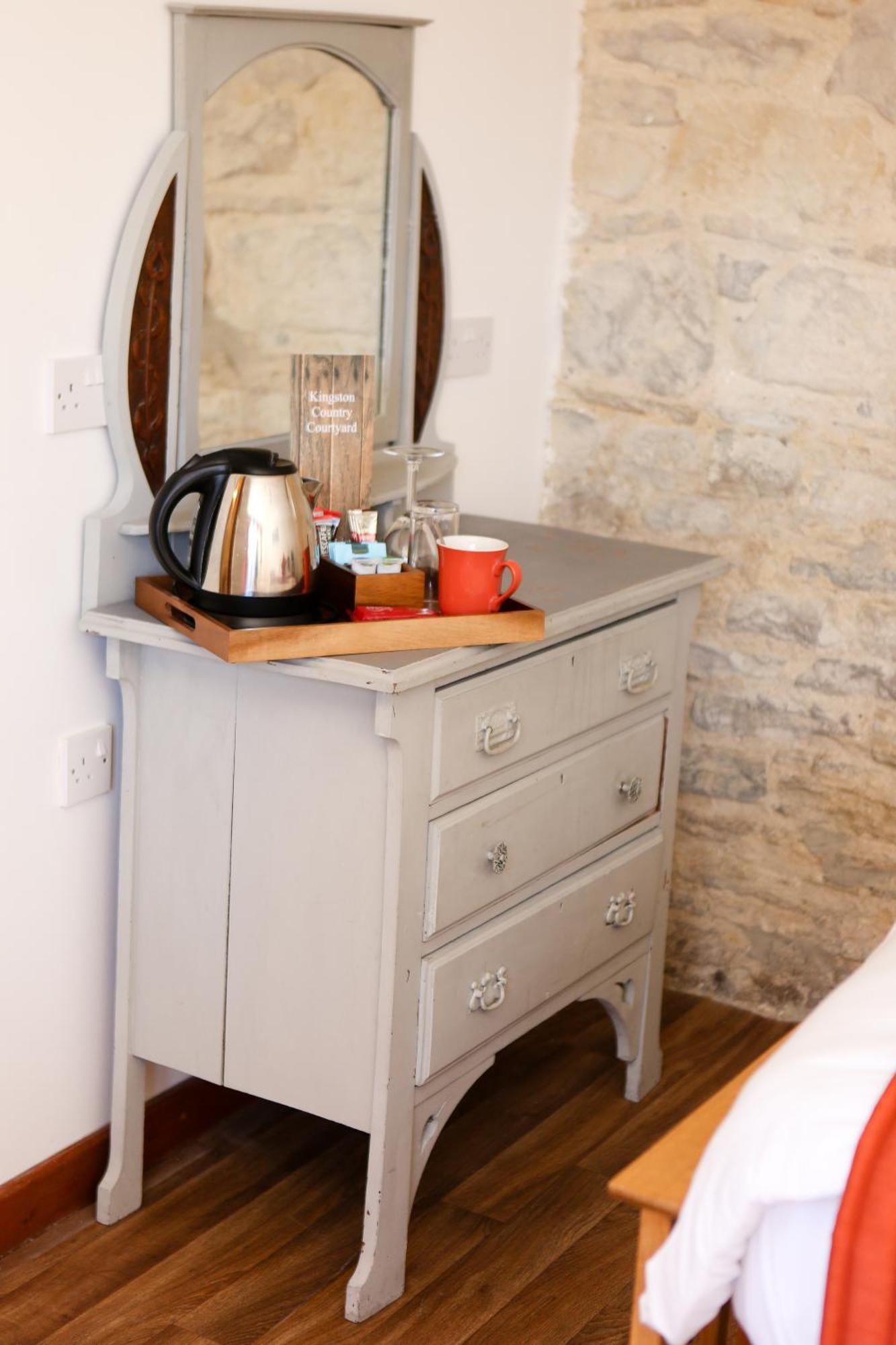 Kingston Country Courtyard 4*